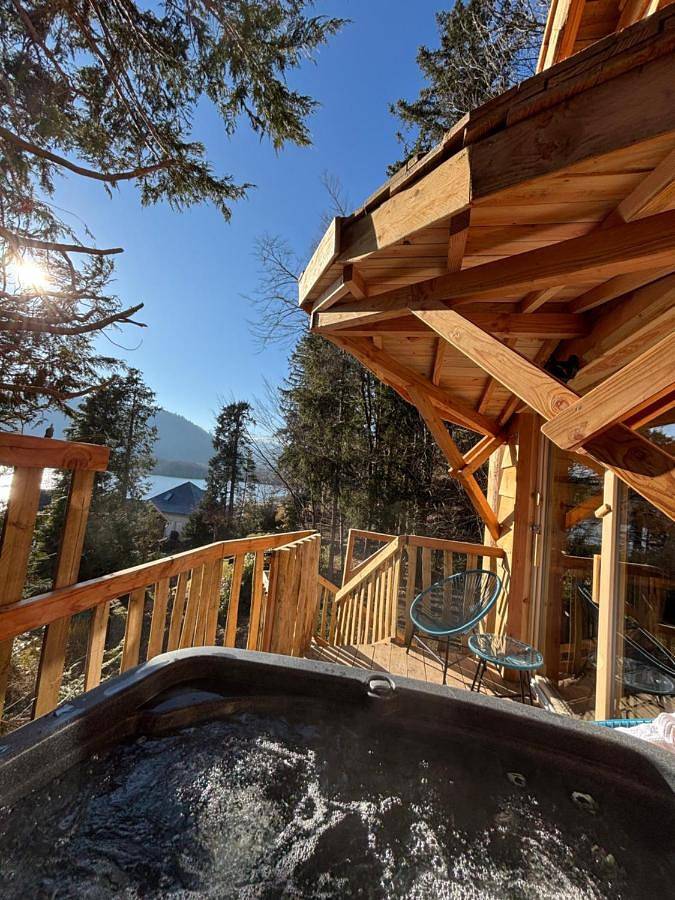 Hôtel La bonne hôtesse in Chambon-sur-Lac, Parc naturel régional des Volcans d'Auvergne