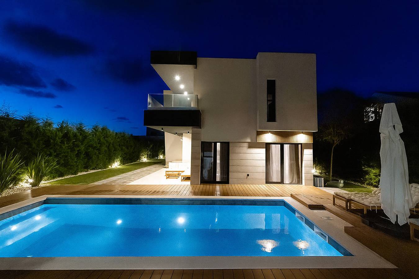 Villa Positiva mit beheiztem Pool in Vir