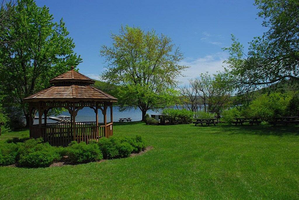 Ski In / Ski Out Stadthaus mit Zugang zum See und einem Whirlpool im Herzen von Dcl! in McHenry, Deep Creek Lake