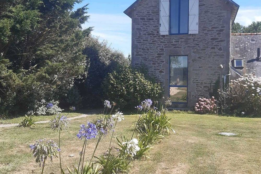 Chic and authentic bourgeois house by the sea, ideal for surfing, beaches and hiking. in Tréguennec, Côte de Cornouaille