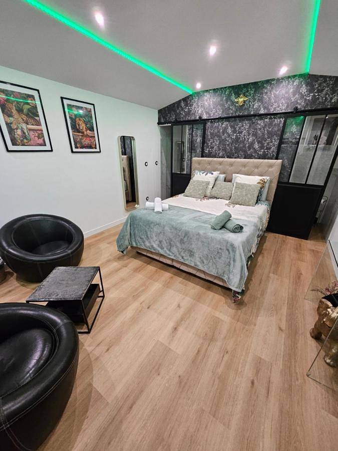 Location de vacances pour 2 personnes, avec Jacuzzi et Terrasse ainsi que Jardin et Vue à Saint-Clair-du-Rhône