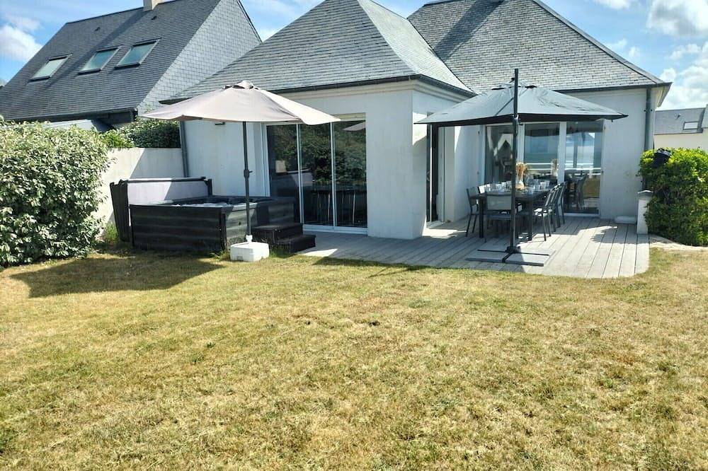 Villa by the sea... with your feet in the water! in Hauteville-sur-Mer, Coutances