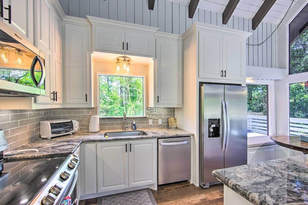 Brookeland Resort Cabin w/ Golf + Lake Access in Sam Rayburn Reservoir