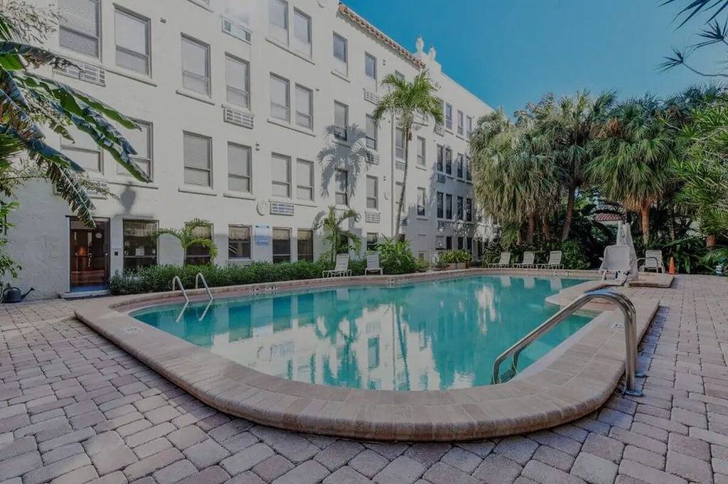 Ganze Wohnung, Palm Beach Paradise • Walk to Beach • Pool • Wifi • 86\" 4K Uhd Tv in Palm Beach, Palm Beach County