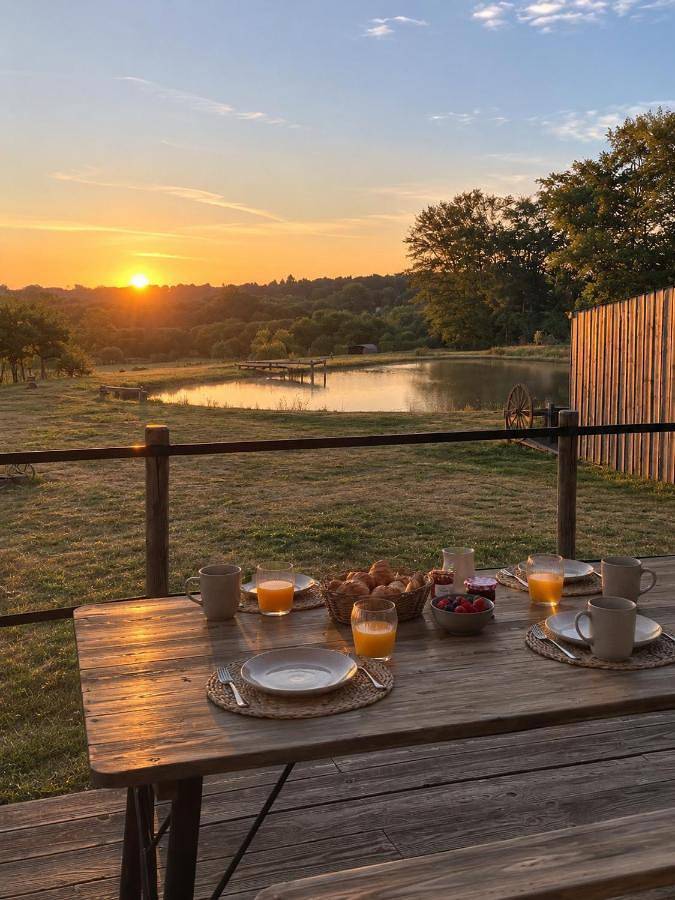 Location de vacances pour 4 personnes, avec Terrasse et Jardin ainsi que Piscine et Vue sur le lac à Lubersac