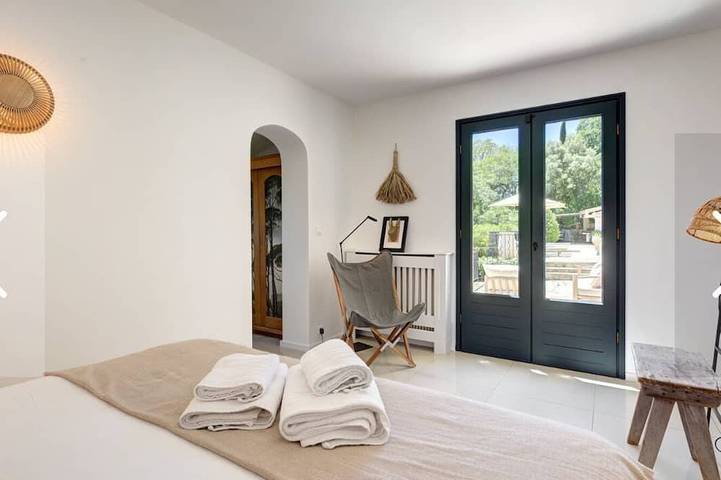 Stylish 4-Bedroom Design Villa with Pool, Gym & Open Valley Views – Côte d’Azur in Le Tignet, Mittelmeerküste (Frankreich)