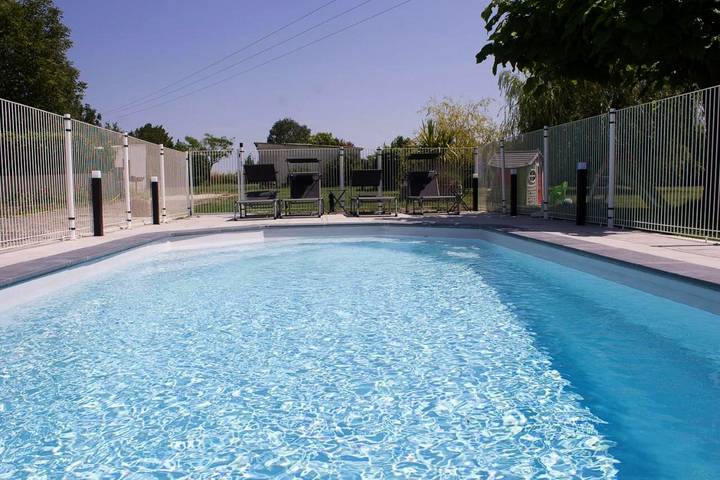 Location de vacances pour 2 personnes, avec jardin ainsi que vue et piscine à Saint-Fort-sur-Gironde - 2