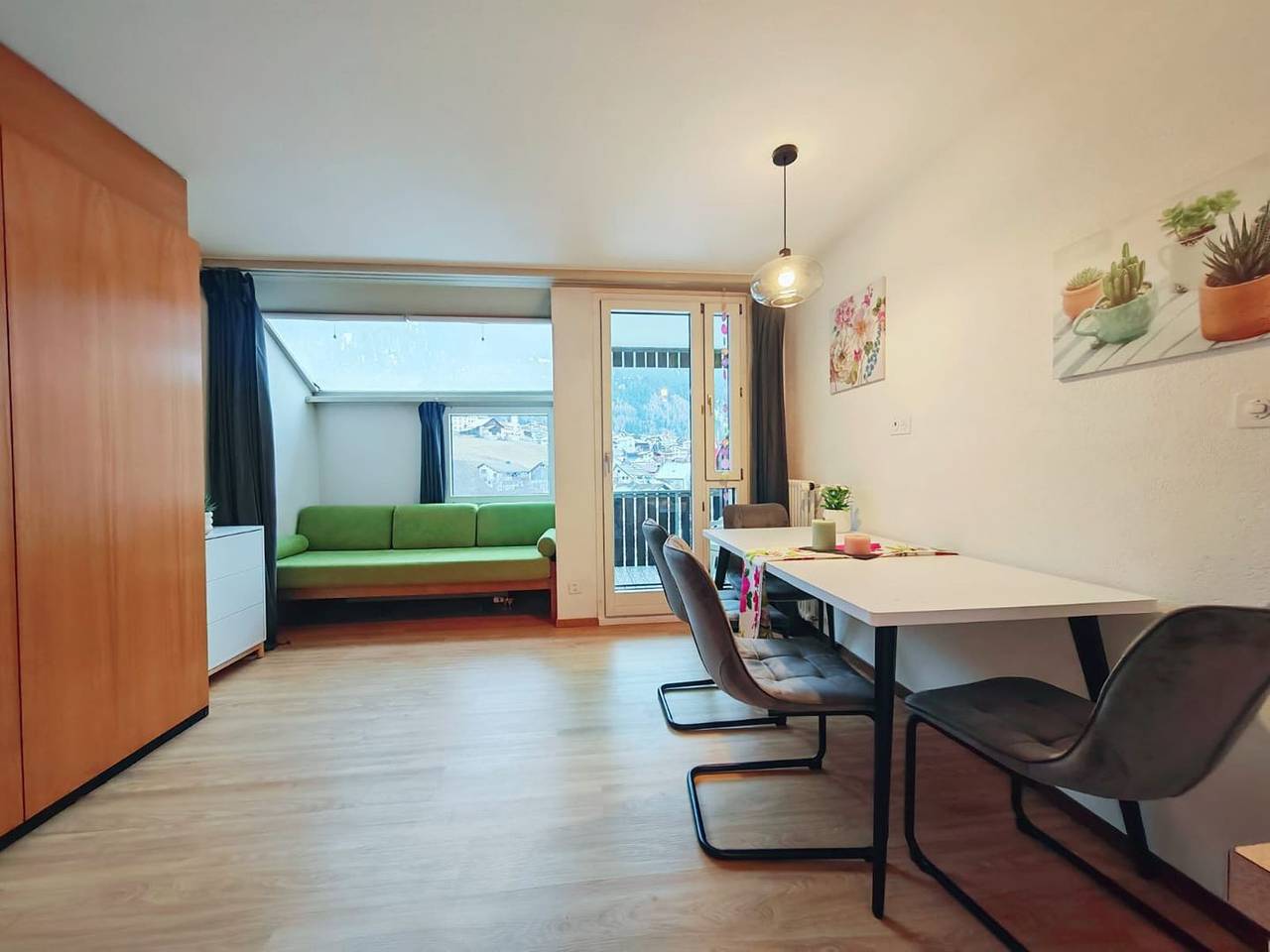 Ganze Wohnung, 1 Zimmer Wohnung für 3 Personen mit Aussicht auf das Dorf in Surses, Oberhalbsteiner Alpen
