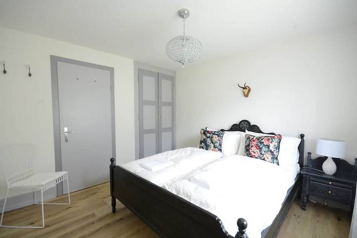Ganze Wohnung, Apartment 2.  Lakeside property.   Amazing Views, balcony & garden. in Bönigen b. Interlaken, Bönigen