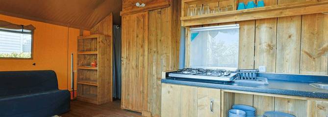 Tente pour 4 personnes, avec bassin pour enfant dans le Var