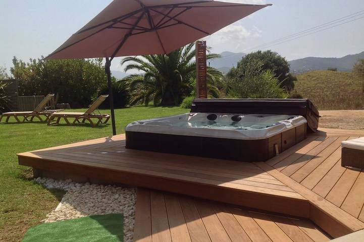 Villa pour 14 personnes, avec Balcon et Jacuzzi ainsi que Terrasse et Jardin à Afa