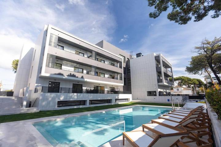 Apartahotel para 2 personas, con Balcón y Terraza además de Jardín y Piscina en Casteldefels