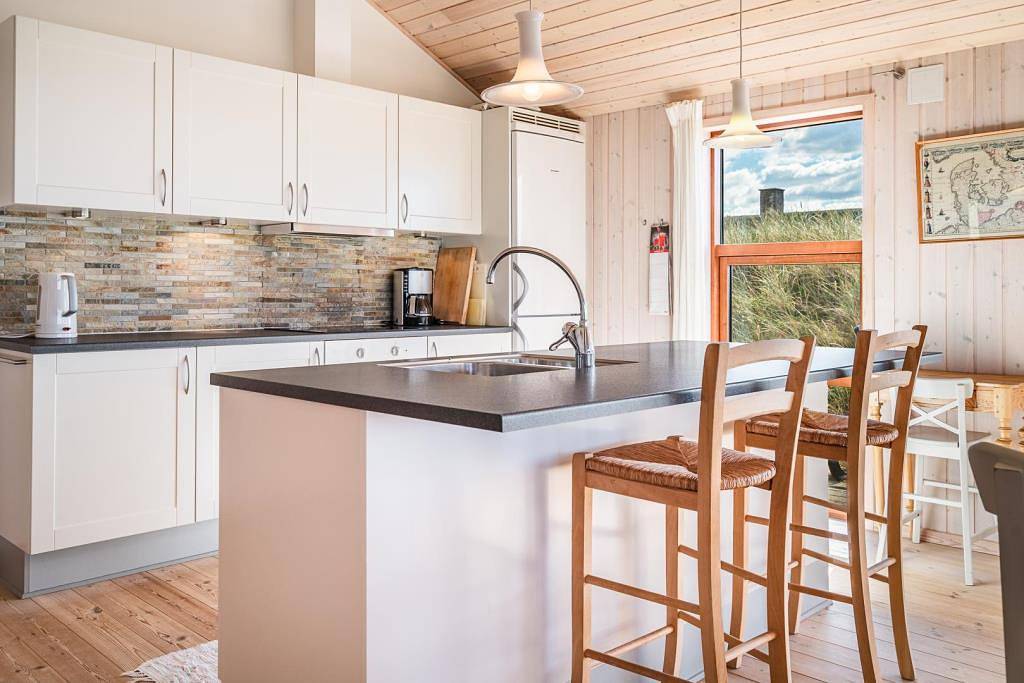 Ferienhaus mit fantastischer Panoramaaussicht nur 50 m vom Meer gelegen in Henne, Varde