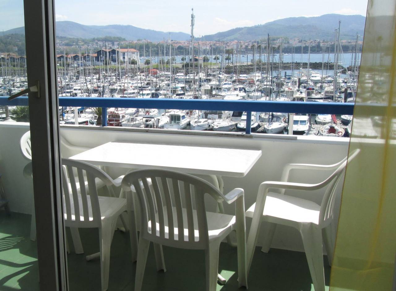 Studio entier, Appartement très belle vue sur le port, parking, piscine, Wifi in Hendaye, Région de Bayonne