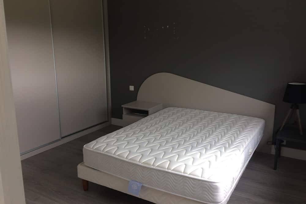 Contemporary house with swimming pool, jacuzzi and gym. in Locminé, Pontivy region