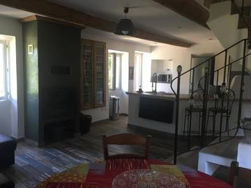 Maison d’hôte pour 5 personnes, avec vue et bassin pour enfant ainsi que jardin et piscine, animaux acceptés à Saint-Jean-du-Pin