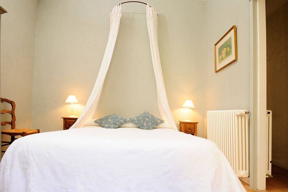 Entire apartment, Gîte Cerisier - in the Provencal farmhouse of Domaine Faverot in Maubec, Parc naturel régional du Luberon