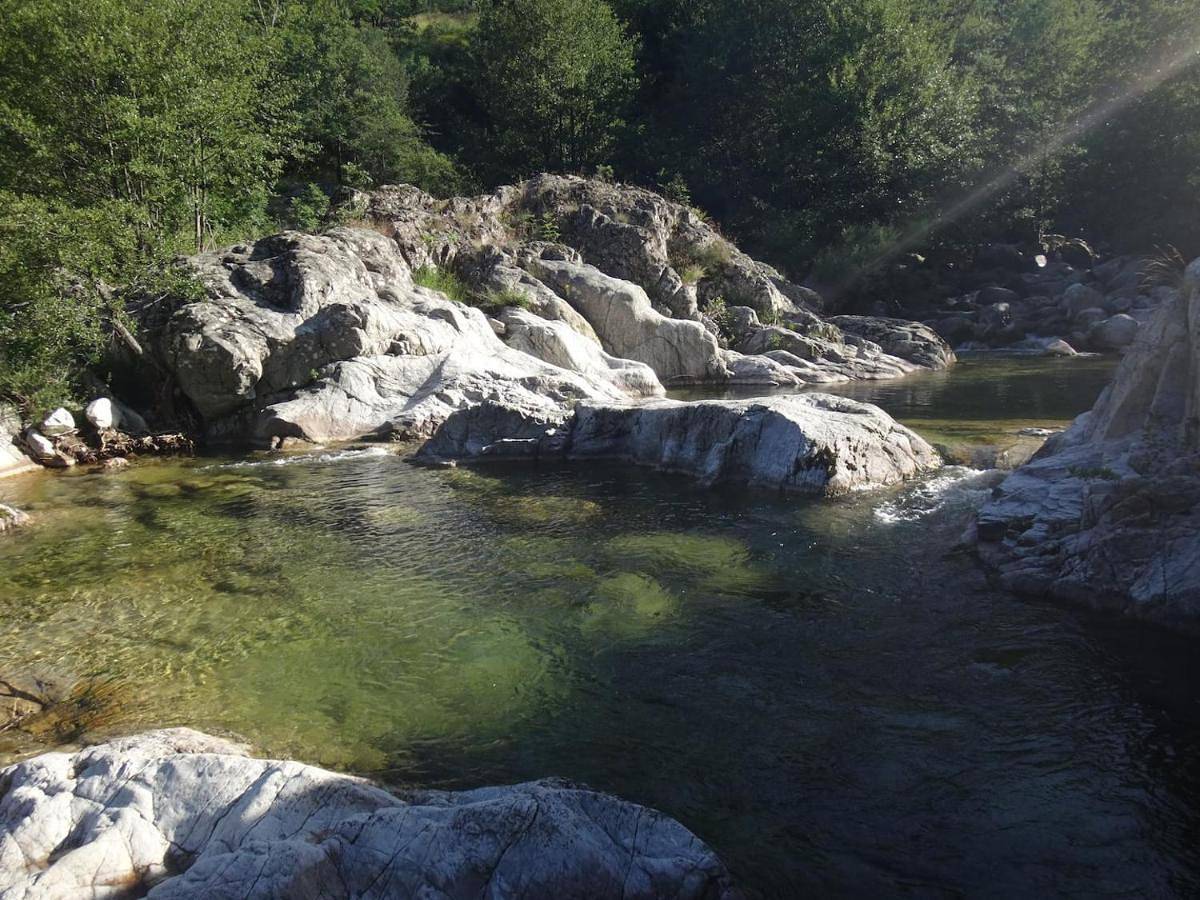 Cabane écologique au bord de l'eau in Laboule, Parc naturel régional des Monts d'Ardèche