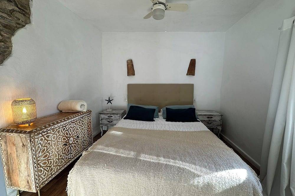 Entire apartment, Cosy Quiet Hideaway with Private Terrace, perfect location old town Tarifa in Playa de Los Lances, Tarifa