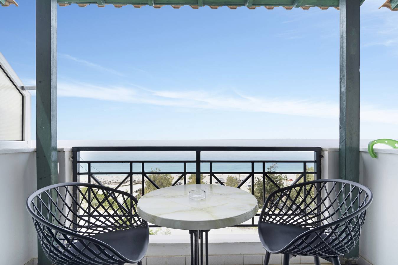 Ganzes Studio, Ferienwohnung in einem Hotel 'Sunset Premium Studio 7' mit Meerblick, Gemeinschaftspool und Wlan in Agios Nikitas, Griechenland