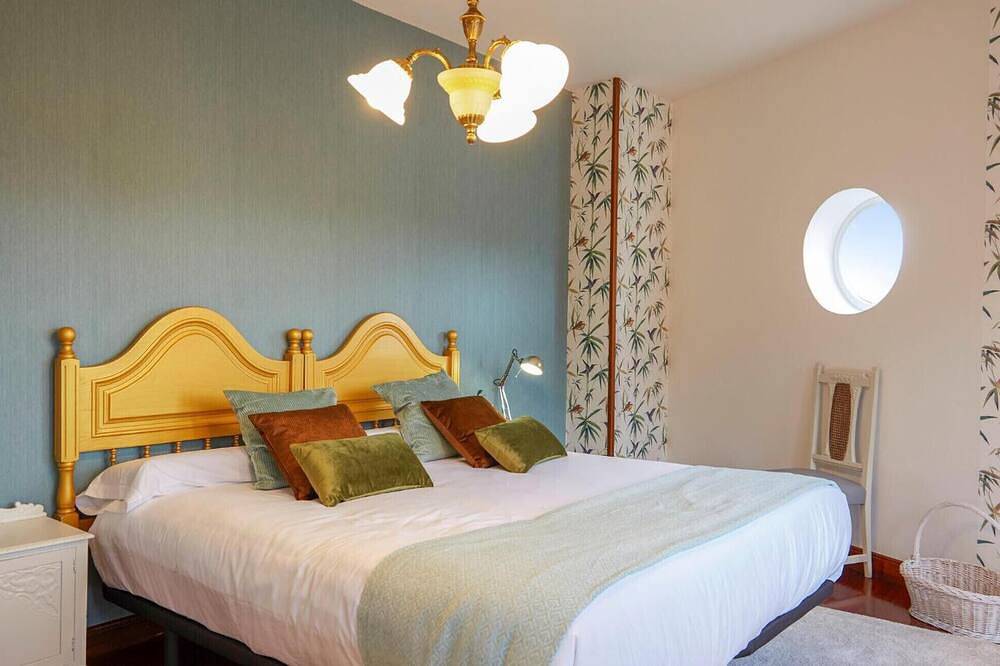 Villa 'Luxury Singular Rosa' with Mountain Views, Private Pool and Garden in Padrón, La Coruña Province