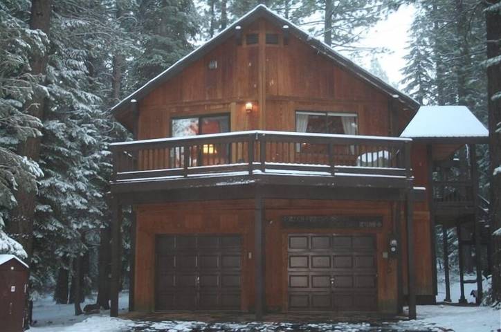 Log cabin for 8 people, with sauna and pool as well as hot tub and balcony in Truckee