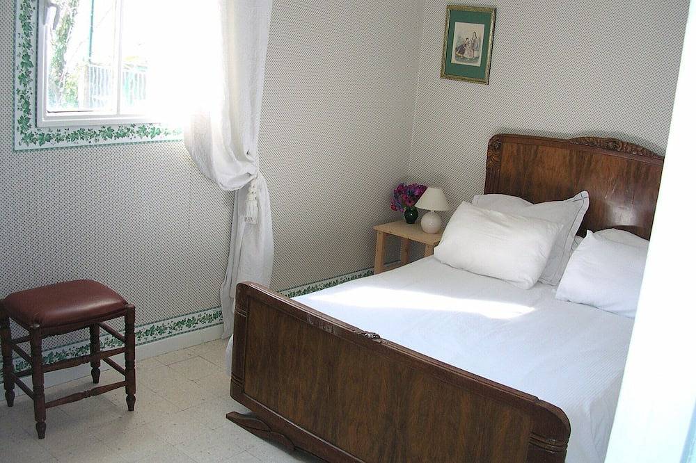 Large house with view, quiet, 10mn walk from town center in Uzès, Nimes region