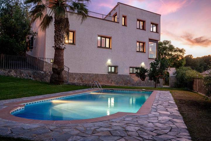 Chalet para 10 personas, con Terraza y Jardín además de Piscina y Vistas en La Riera