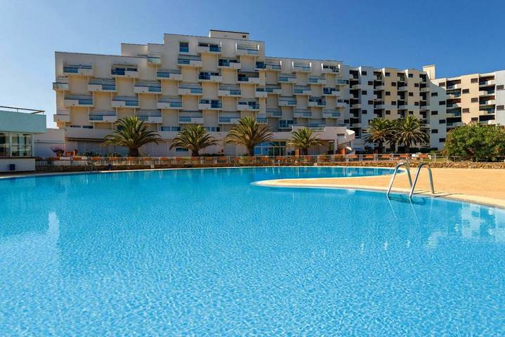 Appart’hôtel pour 6 personnes, avec terrasse ainsi que piscine et jardin