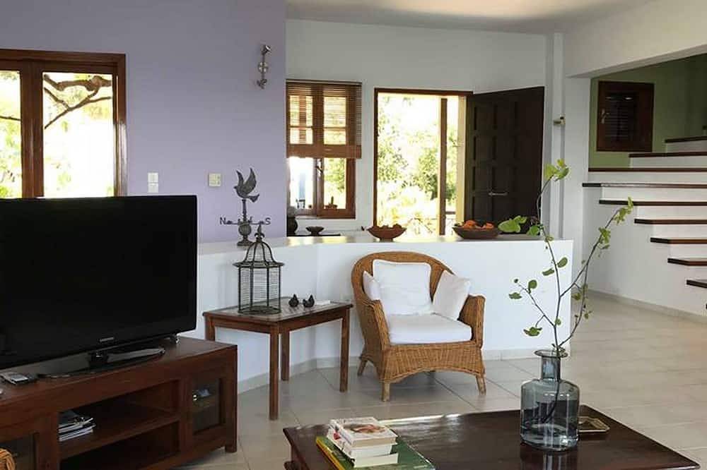 Schöne Villa am Meer buchstäblich nur wenige Schritte vom Strand entfernt! in Xiropigado, Kynouria