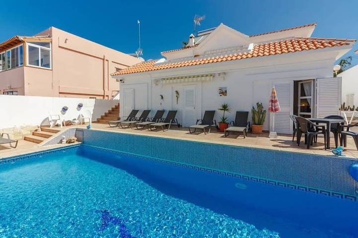 Villa für 9 Personen, mit Terrasse und Garten sowie Whirlpool in Adeje