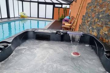 Gîte pour 4 personnes, avec terrasse ainsi que jacuzzi et sauna dans Beaurepaire-sur-Sambre