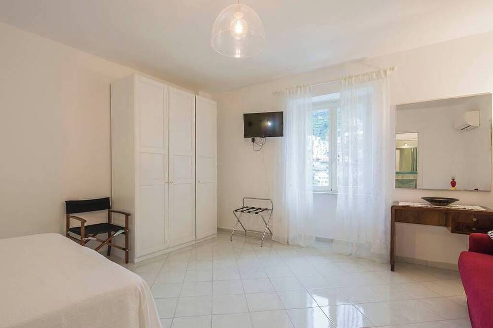 Panoramic House with Solarium and Garden in Minori, Côte Amalfitaine
