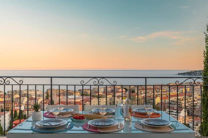 Villa pour 12 personnes, avec Balcon et Terrasse ainsi que Jardin et Vue à Menton - 4