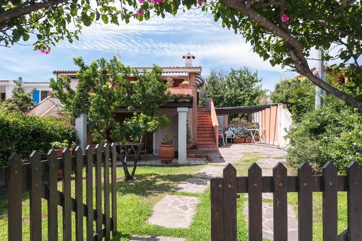 Ganze Wohnung, Ferienwohnung "La Bouganville" mit Balkon, Terrassen und Garten in Suaredda-traversa, San Teodoro