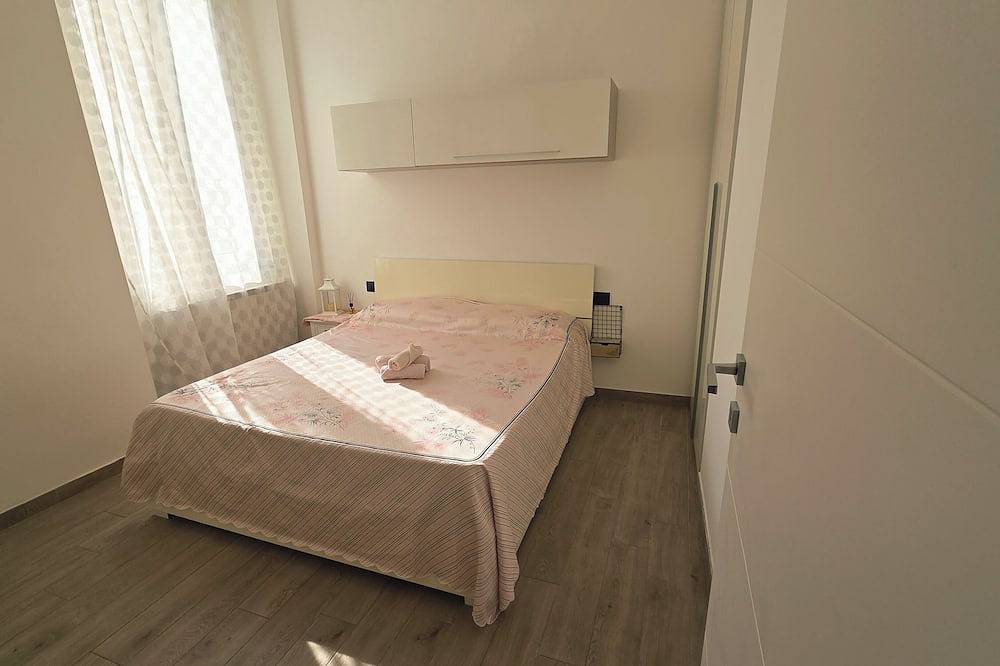 Entire apartment, Central and quiet apartment, 1 min from the Duomo and 3 min from Lake Como. in Como, Lake Como