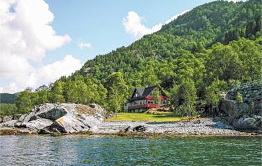 Vacation Rental for 10 Guests in Nordtveitgrend, Hardangerfjord, Picture 1