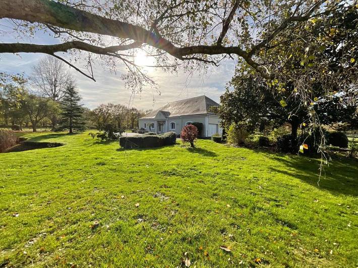 Gîte pour 9 personnes, avec terrasse et jardin ainsi que piscine et vue sur le lac, animaux acceptés à Héric