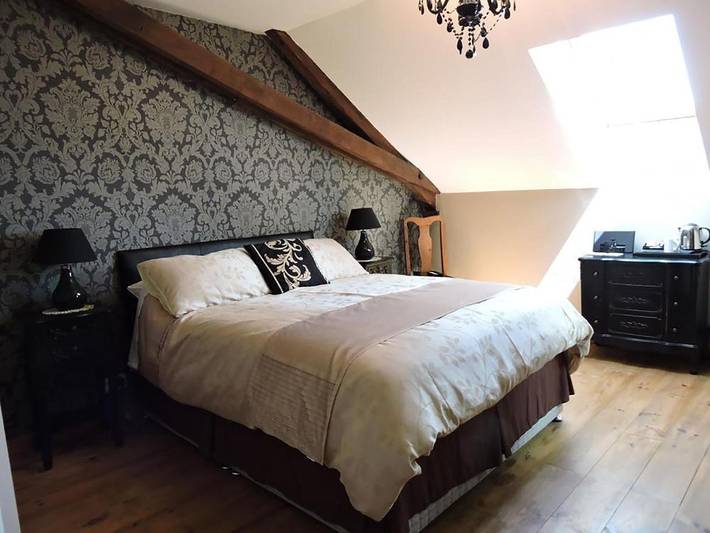 Chambre d’hôte pour 4 personnes, avec Terrasse et Jardin ainsi que Bassin pour enfant et Piscine