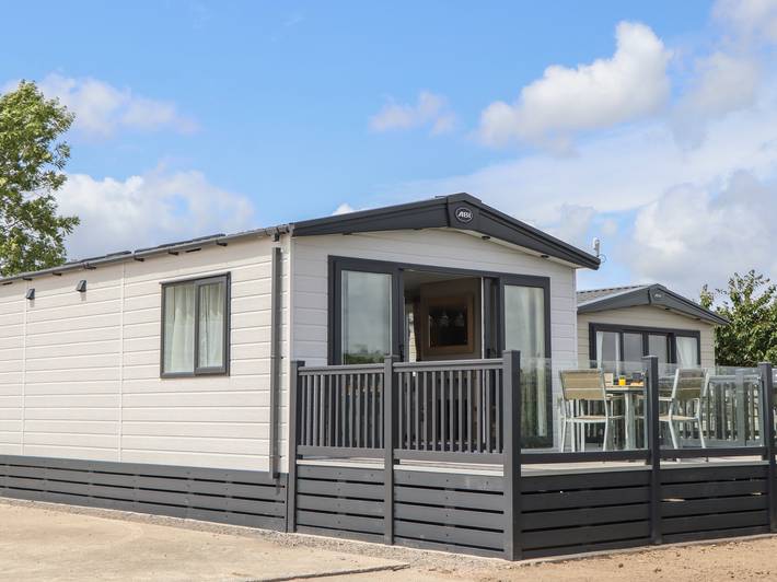 Lodge for 4 people, with garden and pool in Newton Abbot