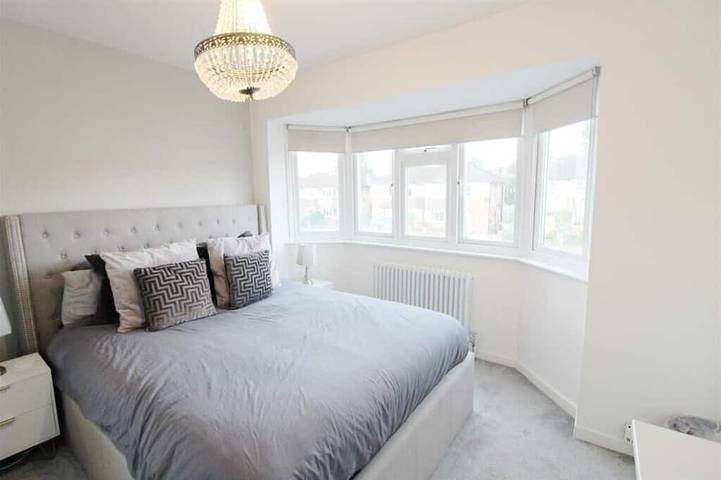 Beautiful 3 Bedroom Home With Parking and Fitness Equipment in Reading, Berkshire