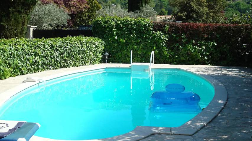 Location de vacances pour 8 personnes, avec piscine et jardin à Nyons