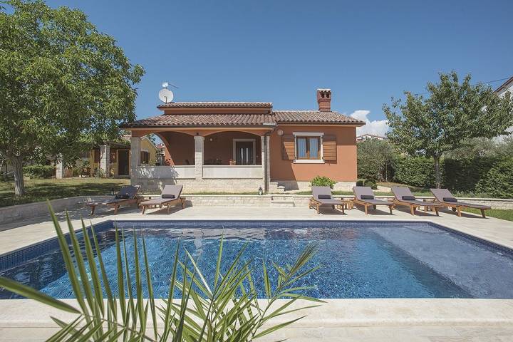 Ferienhaus für 5 Personen, mit Terrasse und Garten sowie Pool