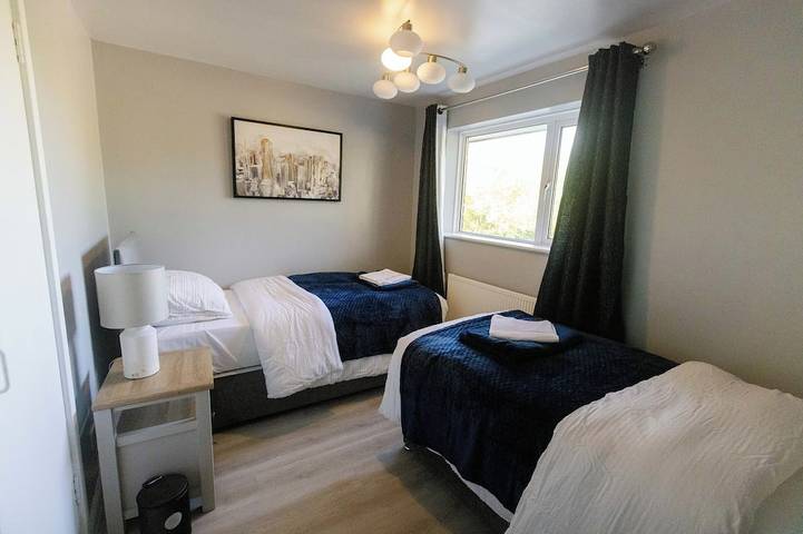 4 Bedroom Gateway: Winchester - Town Centre 4 mins. in Winchester, South-Downs