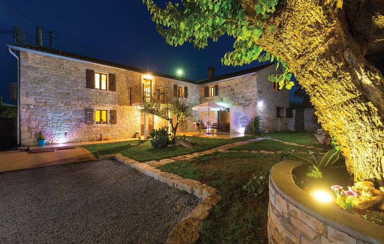 Ferienhaus für 8 Personen, mit Garten und Terrasse sowie Whirlpool, mit Haustier