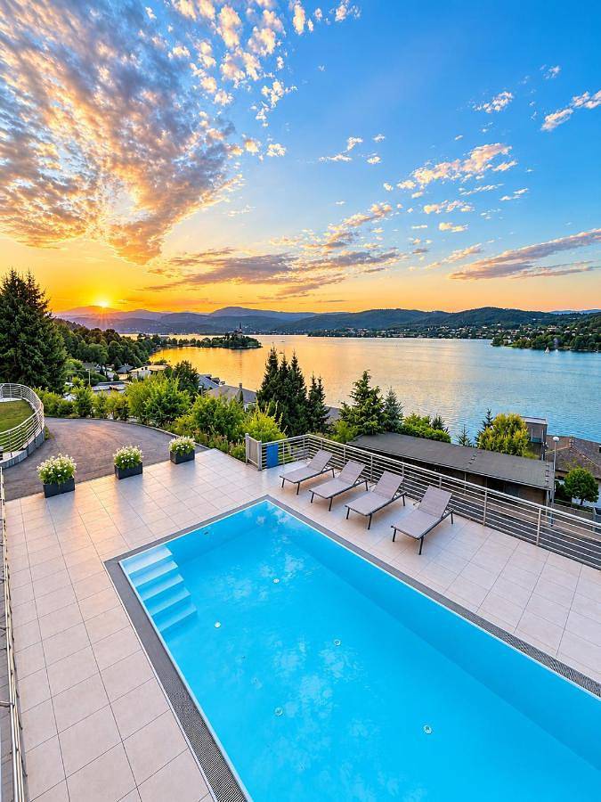 Ferienwohnung für 4 Personen, mit Balkon und Terrasse sowie Pool und Seeblick