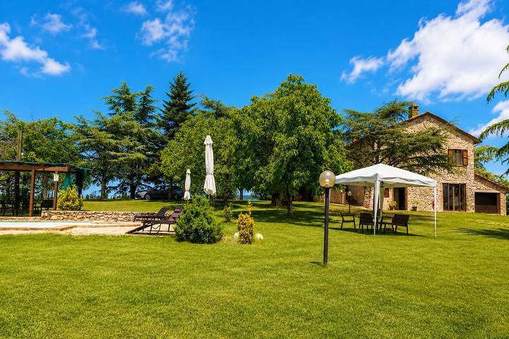 Ferienwohnung für 9 Personen, mit Balkon und Garten sowie Pool