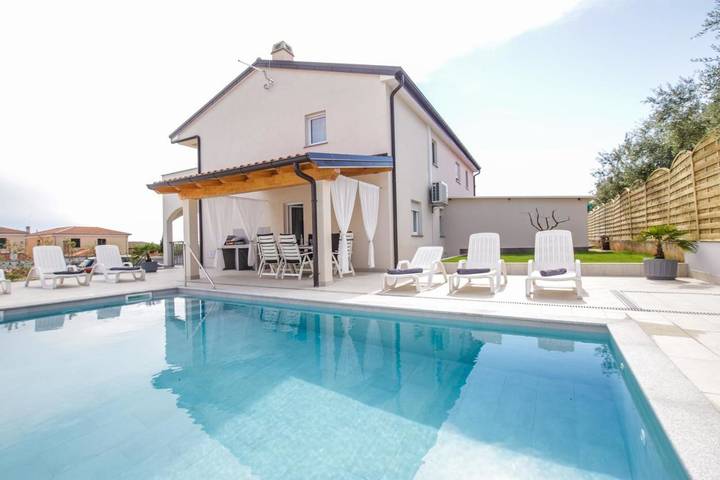 Ferienhaus für 6 Personen, mit Balkon und Terrasse sowie Garten und Pool
