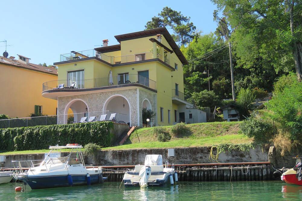 Ganze Wohnung, Close to the Cinque Terre with mooring for 2 + 1 beds in Montemarcello, Ameglia Gemeinde
