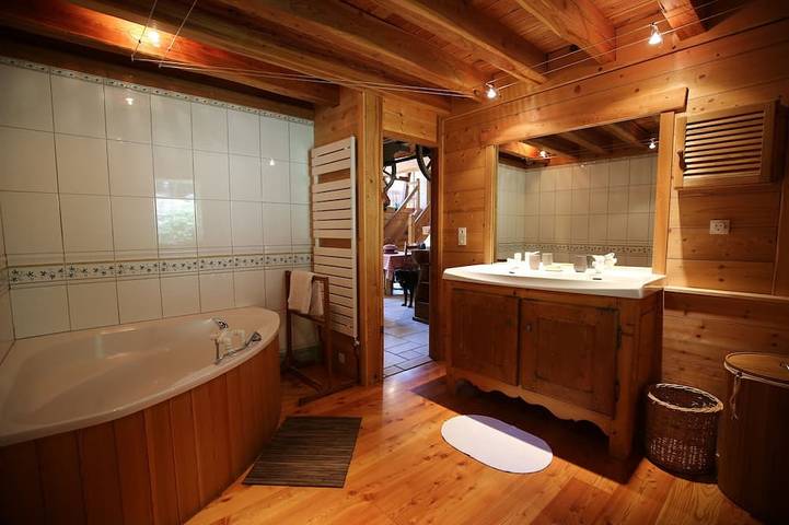 Gîte pour 14 personnes, avec jardin et terrasse, animaux acceptés à Chantelouve - 4